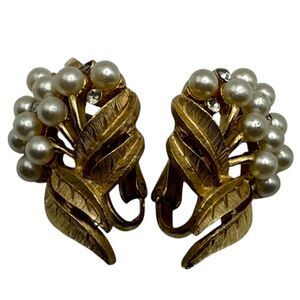 Clip on Earrings 1960's crown Trifari faux pearl gold fashion vintage jewelry